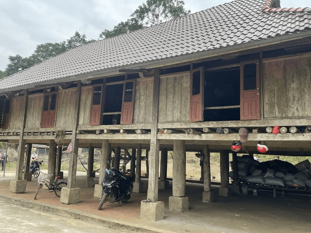Phần mái nhà dốc giúp thoát nước nhanh, bảo vệ ngôi nhà khỏi mưa gió, chống nồm ẩm ( Nguồn: Internet)